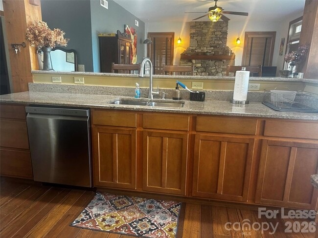 Building Photo - 300 Creekside Wy