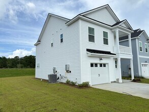 Building Photo - 3 Bedroom 2.5 Bath House in Hawthorne Land...