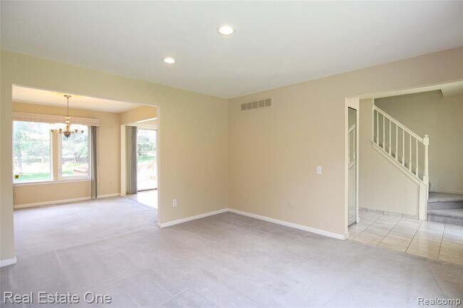 Building Photo - 5590 Greenbriar Dr