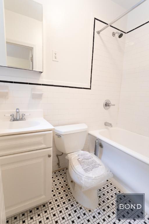 Building Photo - 305 W 45th St