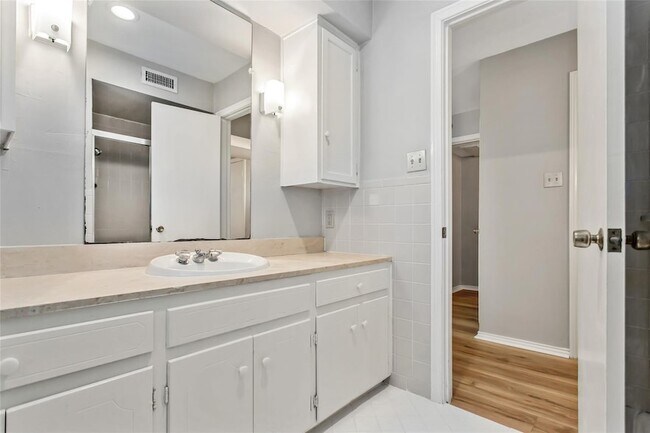 Building Photo - 6007 Sandhurst Ln