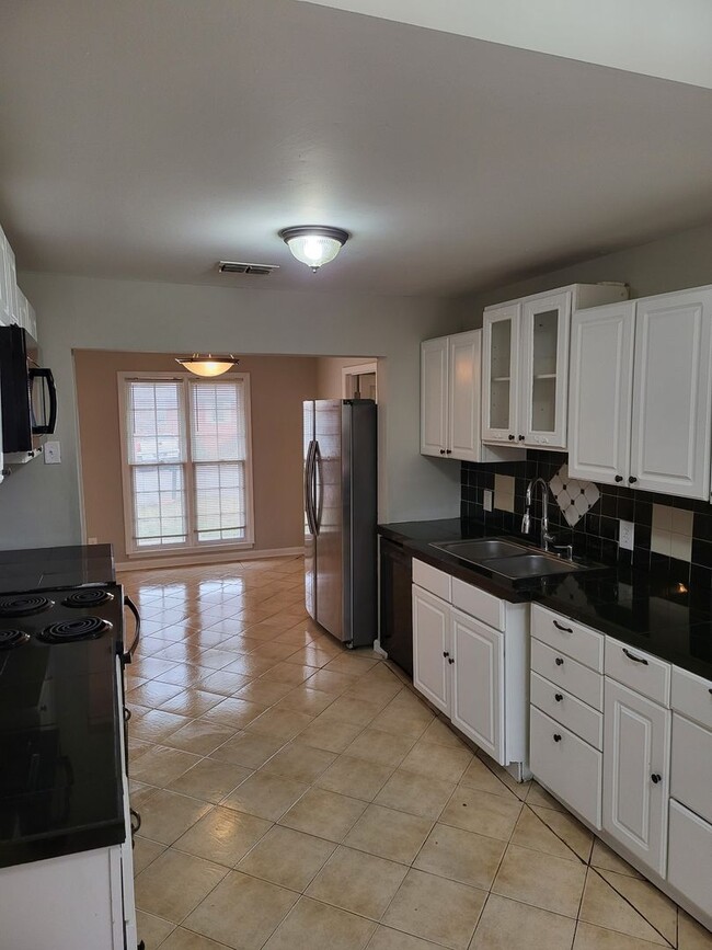 Building Photo - Nice brick ranch 4 bedroom 2 bath in Hermi...