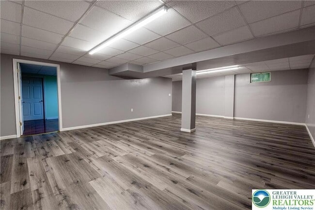 Building Photo - 337 E Kleinhans St