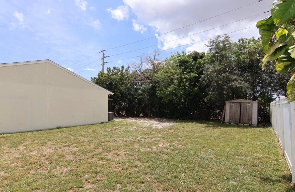 Building Photo - 3470 SW 4th St