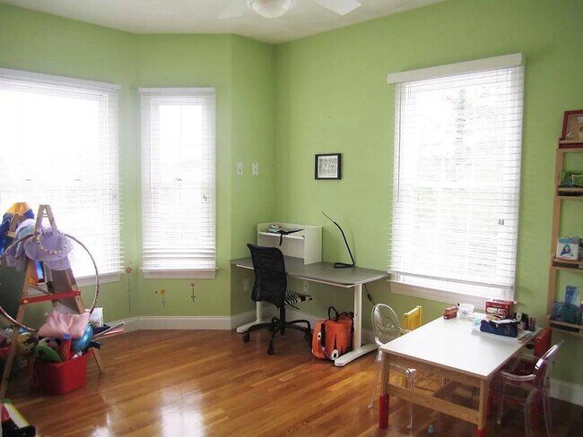 Building Photo - Spectacular 4 bedroom, 4,500 sq ft Single ...