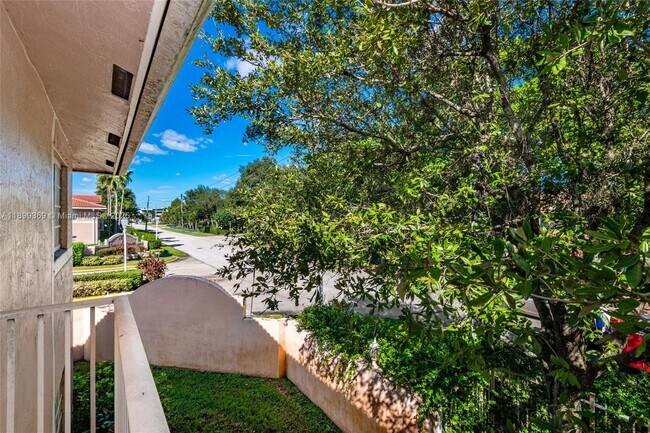 Building Photo - 3211 Sabal Palm Manor