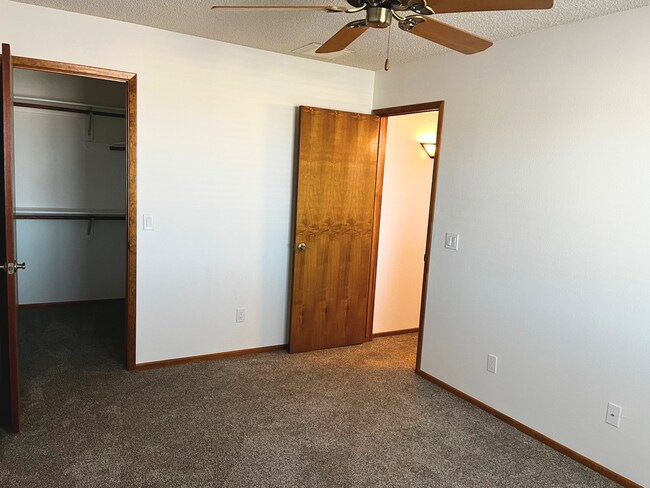 Building Photo - Unfurnished Long Term House! Price Adjustm...