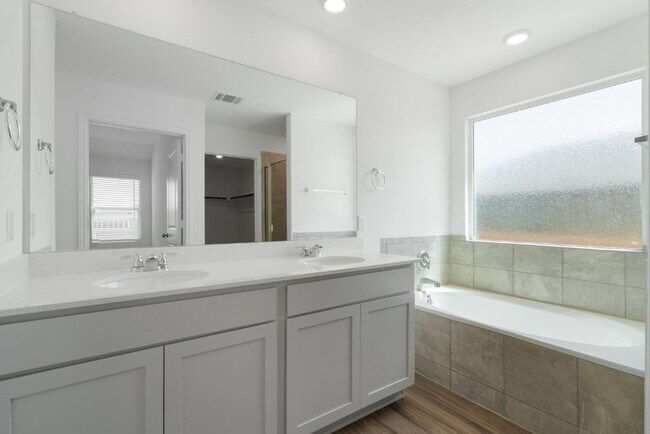 Building Photo - 290 Madrid