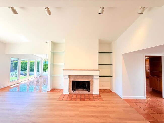 Building Photo - Fantastic Single Story 3 bed - 3 bath with backyard in Malibu - Topanga Beach Area