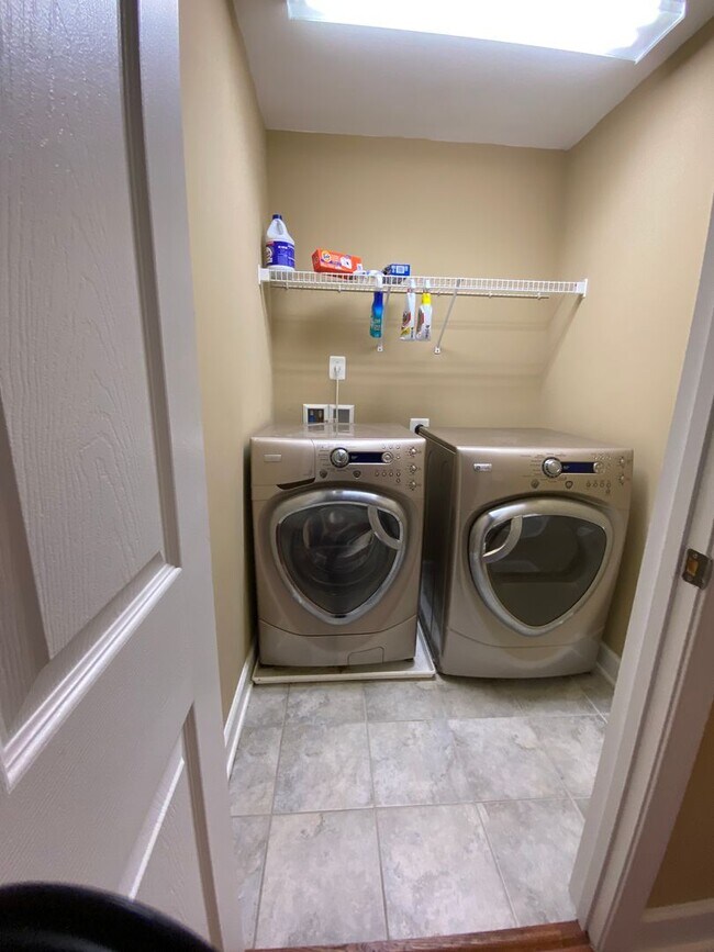 Building Photo - Bright and Spacious End Unit Townhouse in ...