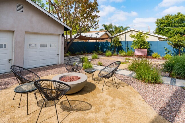 Building Photo - 1460 Yosemite Dr