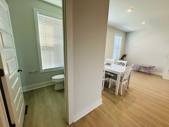 Building Photo - 594 Hazel Dr