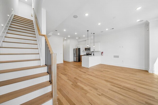 Building Photo - 169 Bowers St