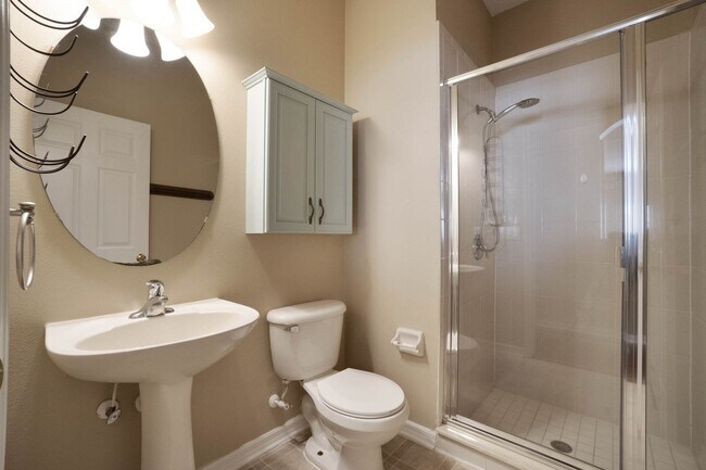 Building Photo - Spacious 4/3 House With 3-Car Garage In Th...