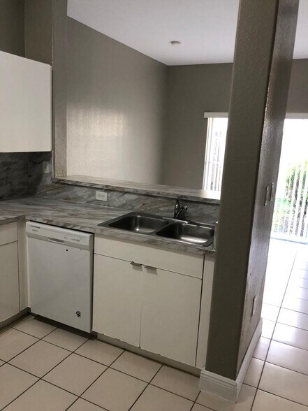 Building Photo - 1663 SE 29th St # 109