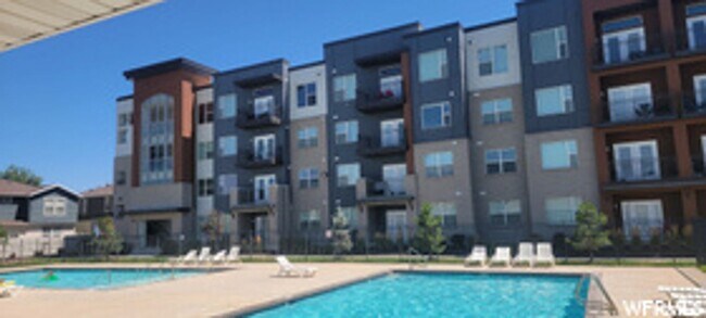 Building Photo - Great 3 Bed 2 Bath Sandy Condo!!