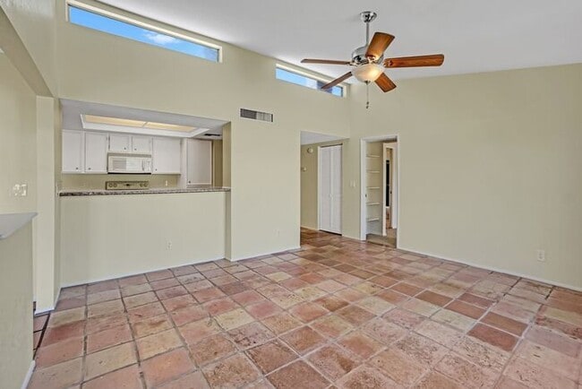 Building Photo - Vaulted Elegance in Old Spanish Trail