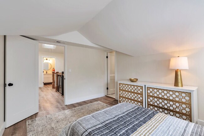 Building Photo - Chic & Cozy 1-Bed Furnished Retreat in the Heart of Denver's Madrid District!