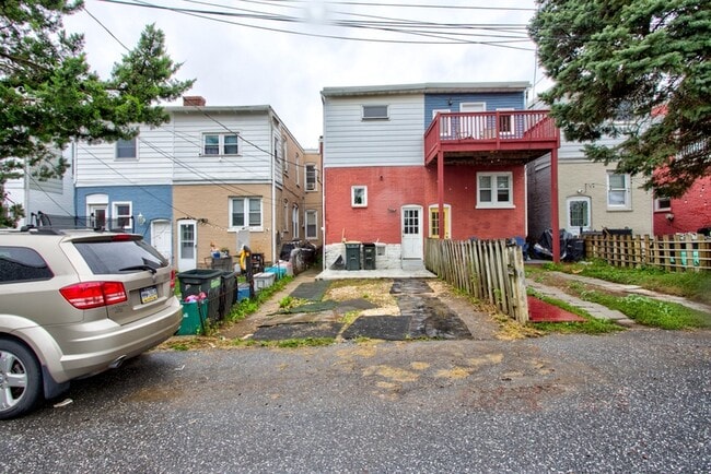 Building Photo - 593 N Plum St