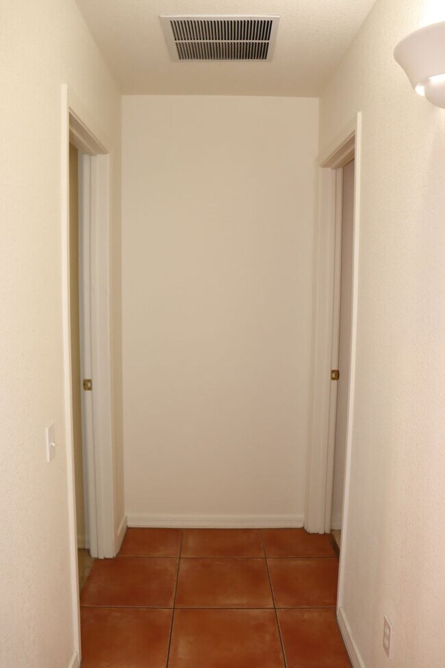 Building Photo - East Side 3 Bed 2 Bath Energy Efficient Pulte Home