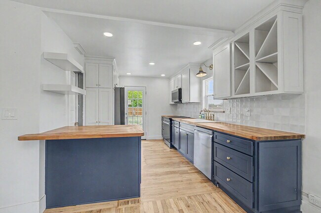 Building Photo - 110 S Quitman St