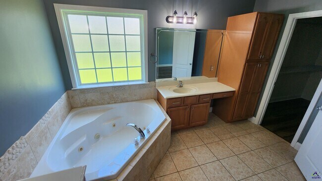 Building Photo - 502 Woods Edge Way