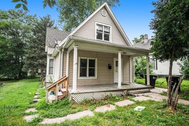Building Photo - 3 Bedroom Close to Creighton!