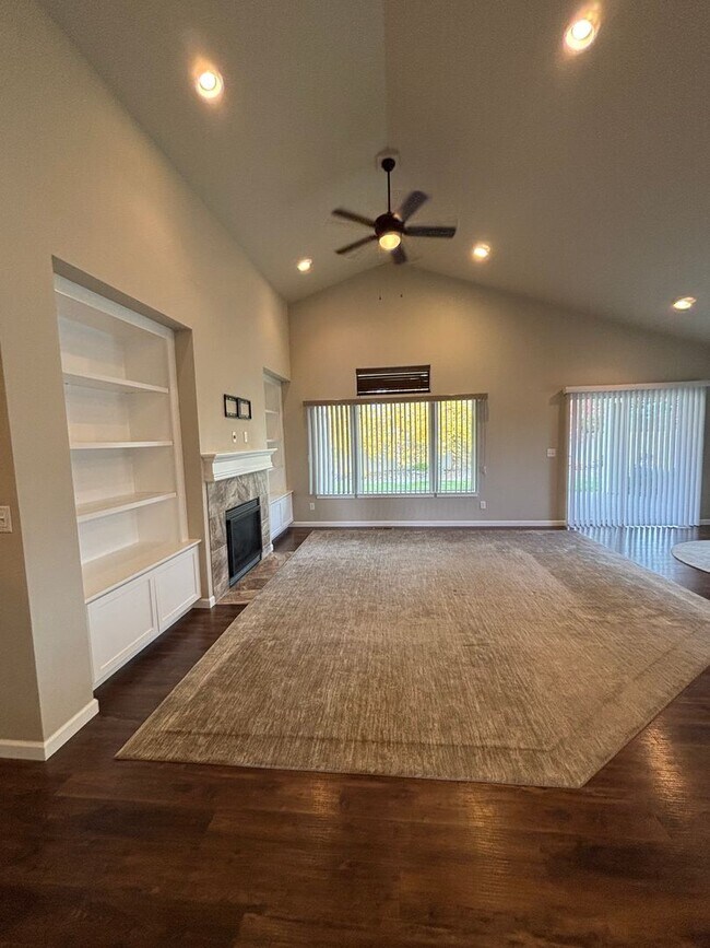Building Photo - Beautiful 4-Bedroom, 3-Bathroom Home with ...