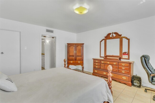 Building Photo - 2727 Briarhurst Dr