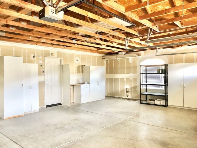 Building Photo - Wonderful Single Story Home, Quiet Neighbo...