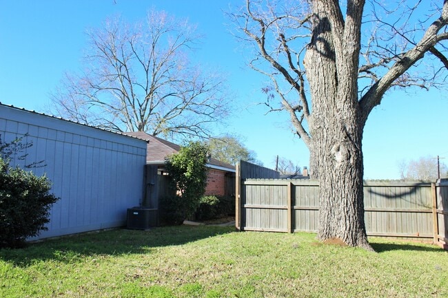 Building Photo - 718 S Chappell Hill St