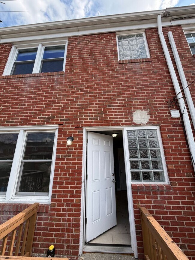 Building Photo - 2229 Graythorn Rd
