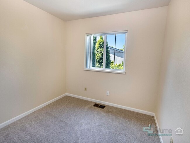 Building Photo - 3493-3493 Hawthorne Ave NE