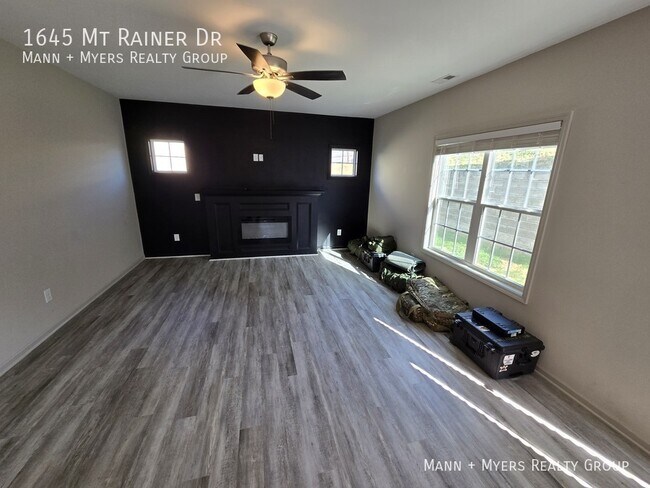 Building Photo - 1645 Mount Rainer Dr