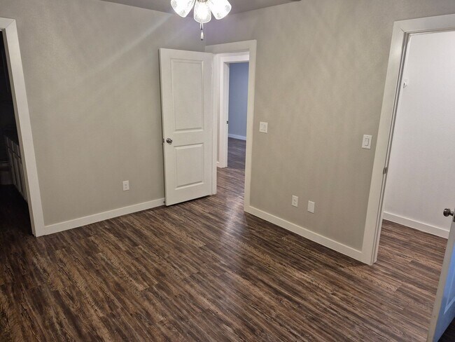 Building Photo - 501 E 21st St