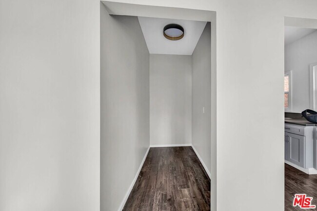 Building Photo - 3209 Descanso Dr