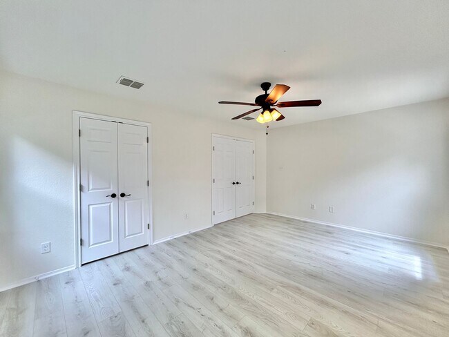 Building Photo - Beautiful 3/BR 2.5/BA Home with Modern Fin...