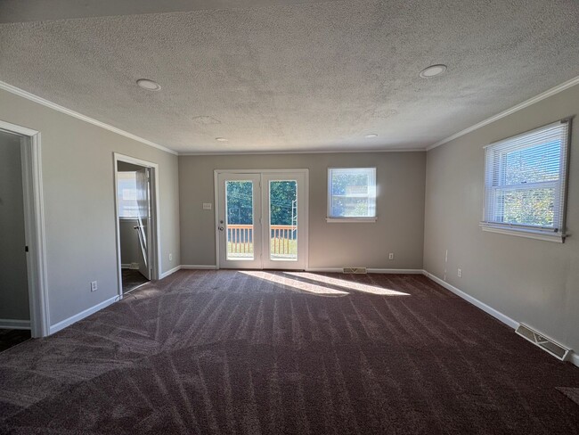 Building Photo - Freshly Updated 3Bedroom One Story Home