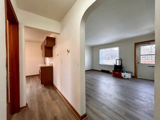 Building Photo - 3020 Leahy St