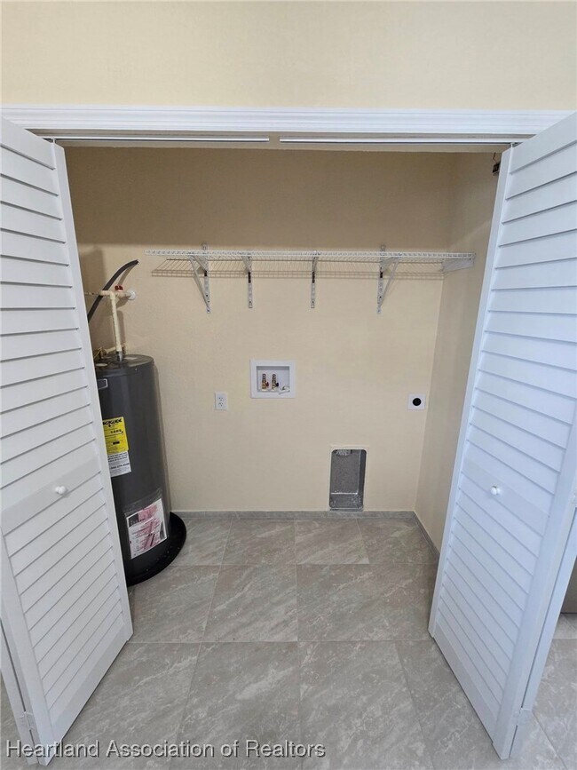 Building Photo - 613 Memorial Dr