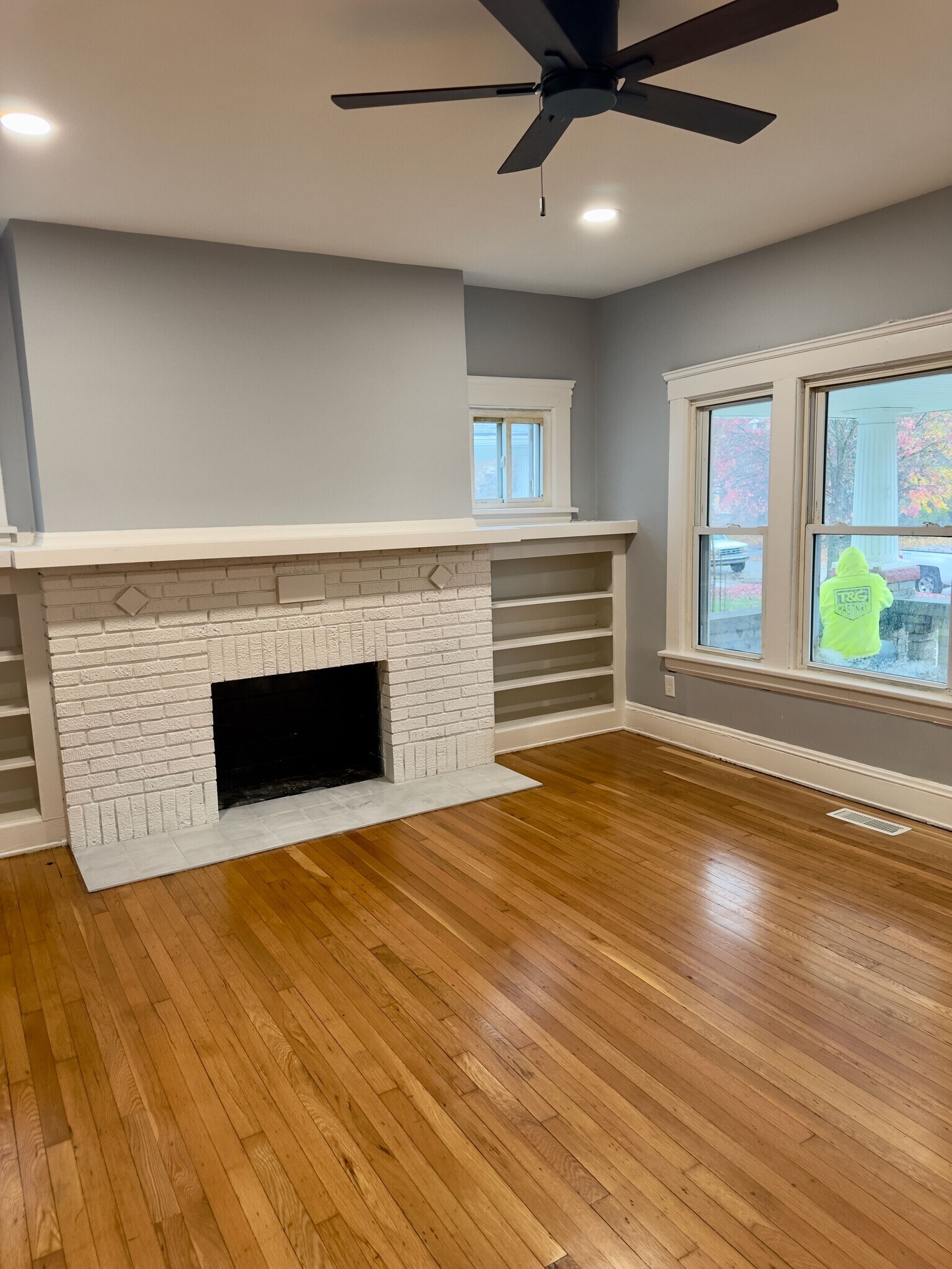 Living Room - 2409 Woodmere Dr