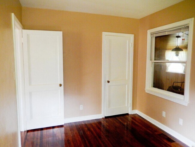 Building Photo - QUAINT Quincy 3/1 w/ Wood Floors, Sunroom, W/D, Large Yard, & New AC! $1100/month Avail May 6th!