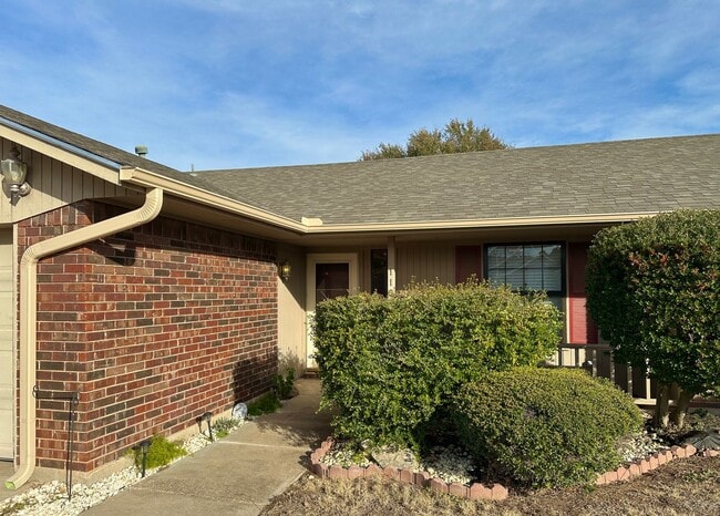Building Photo - New flooring and paint!