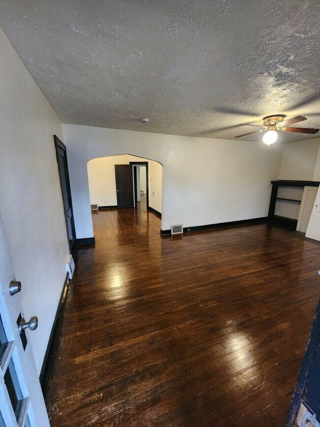 Building Photo - 1547 Hillcrest Rd