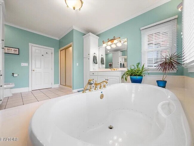 Building Photo - Luxury & Convenience!!