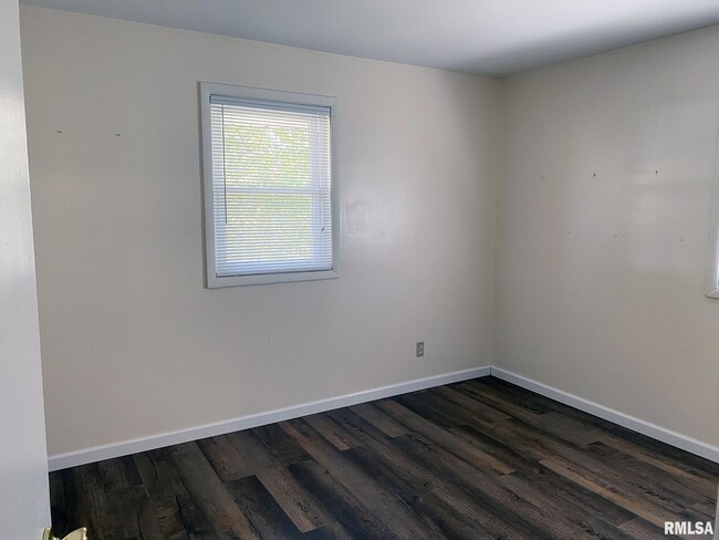 Building Photo - 1829 W Daytona Dr