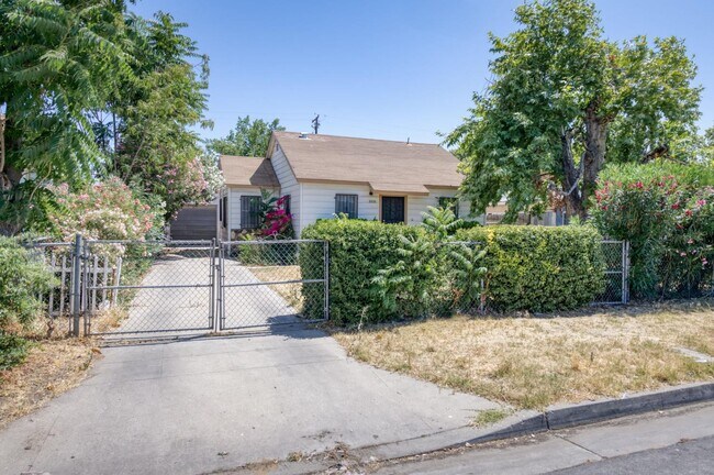 Building Photo - 3518 E Clay Ave