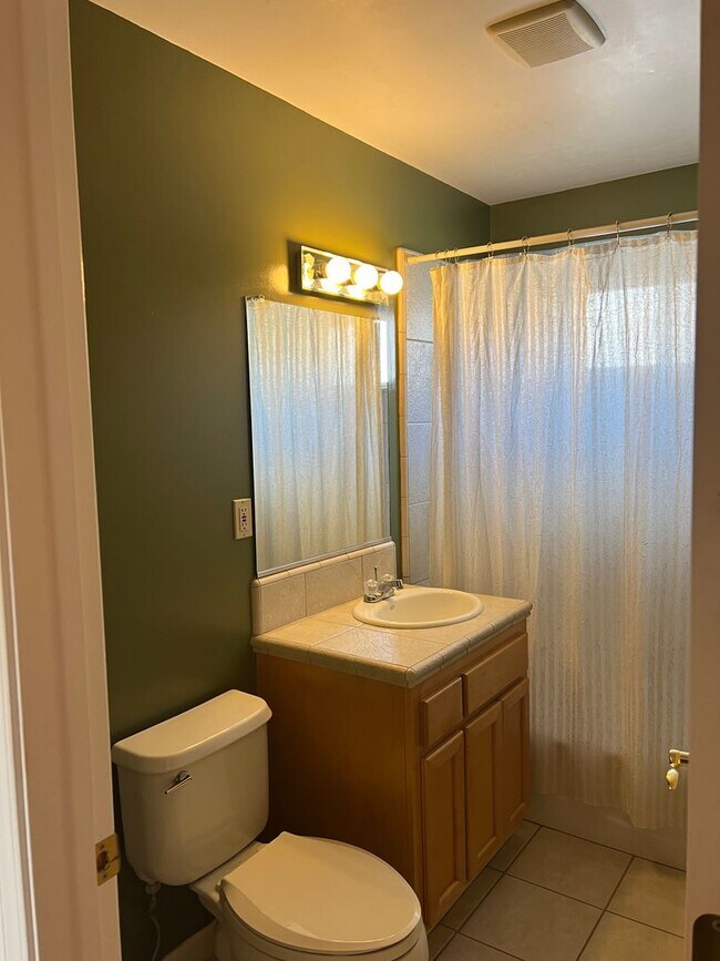 Building Photo - Welcome to this charming 2-bedroom, 2-bathroom home!