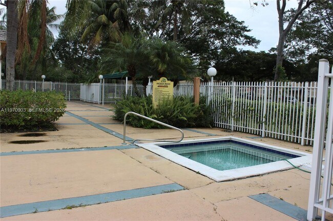 Building Photo - 400 Palm Cir W