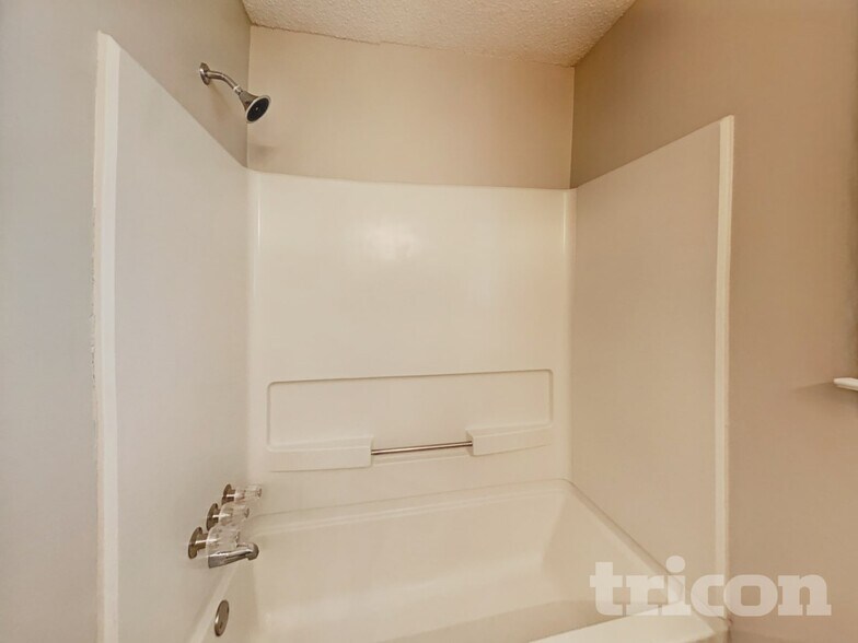 Building Photo - 529 Slew Ave